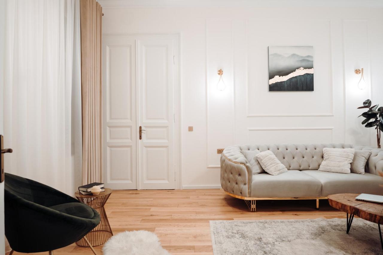 Fabulous And Fancy City Center Designer Apartment Cluj-Napoca Exterior photo