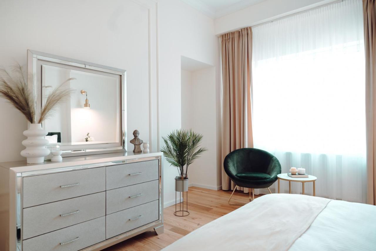 Fabulous And Fancy City Center Designer Apartment Cluj-Napoca Exterior photo